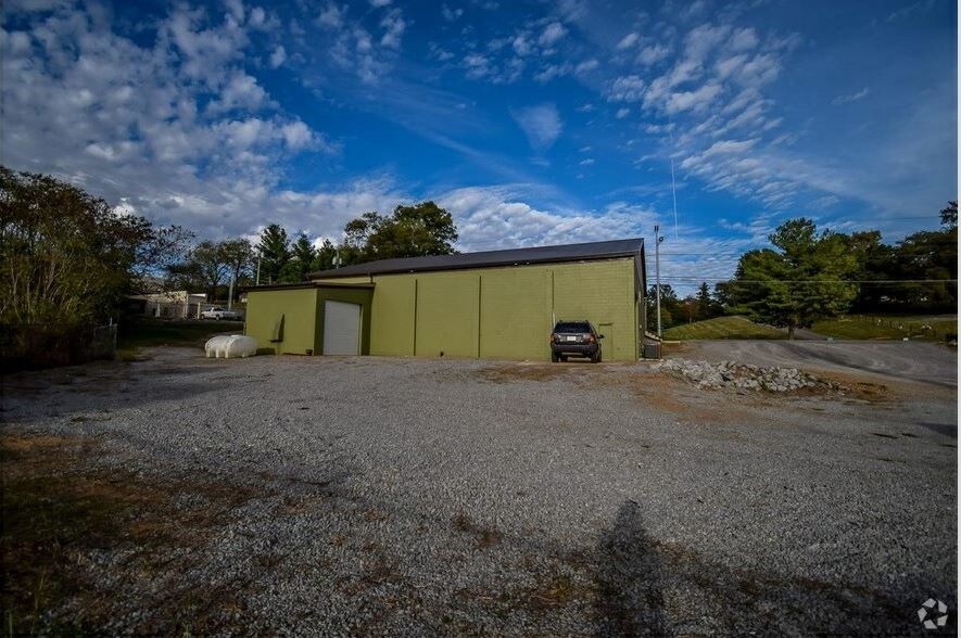 More Photos Of 614 N Spring St, Clarksville Warehouse For Lease