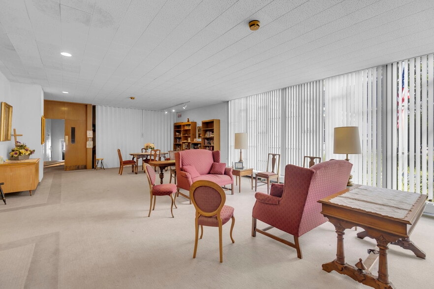 More Photos Of 61 Main St, Unionville Office For Sale