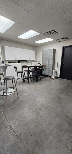 More Photos Of 325 W Melinda Ln, Phoenix Manufacturing For Lease