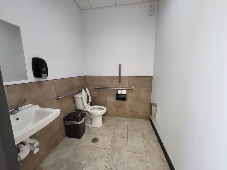 More Photos Of 2613 Main St, Joplin Medical For Sale