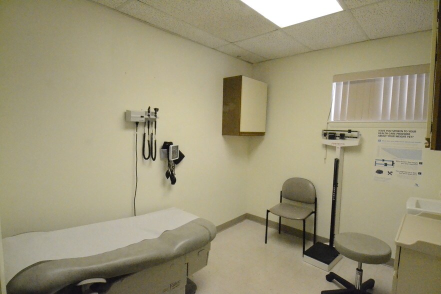 More Photos Of 400 Gidney Ave, Newburgh Medical For Sale