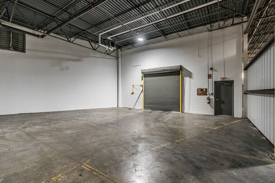 More Photos Of 344 Maple, Gallatin Warehouse For Lease