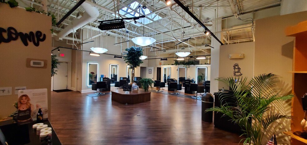 More Photos Of 90-124 W Northwest Hwy, Palatine Unknown For Lease