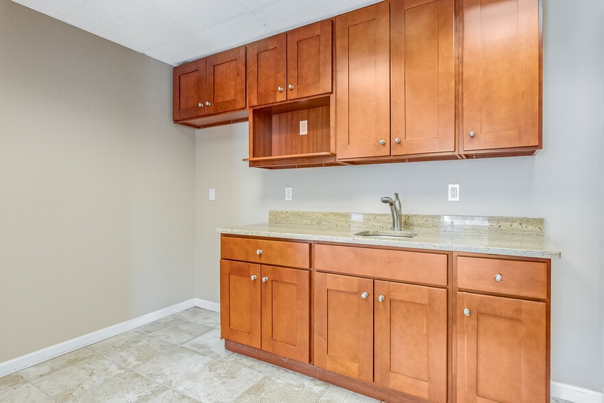 More Photos Of 3 Tice Rd, Franklin Lakes Distribution For Lease