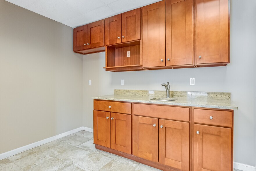 More Photos Of 3 Tice Rd, Franklin Lakes Distribution For Lease