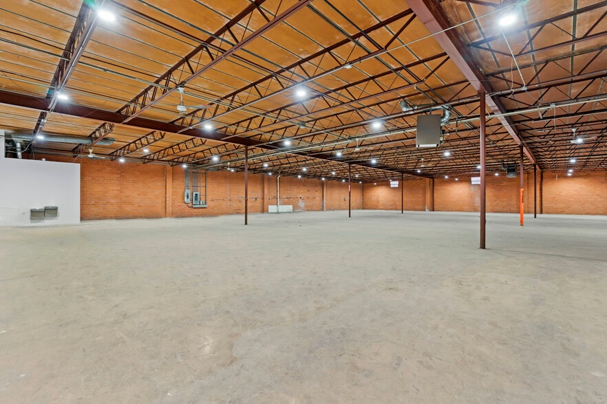 More Photos Of 1350-1390 N Colorado St, San Antonio Showroom For Lease