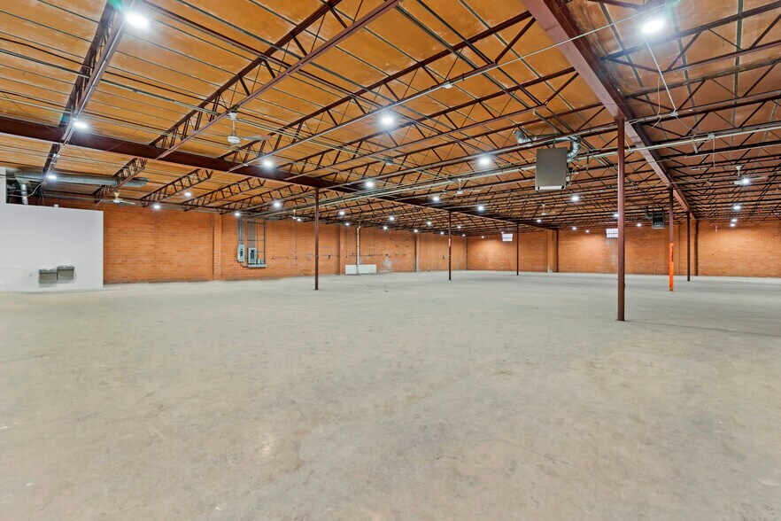 More Photos Of 1350-1390 N Colorado St, San Antonio Showroom For Lease