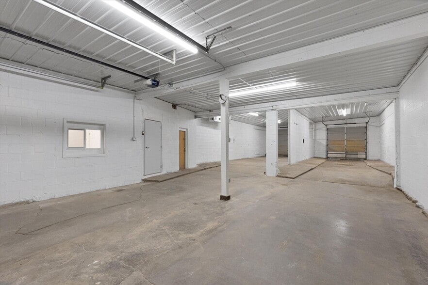 More Photos Of 812 9th Ave, Council Bluffs Warehouse For Sale