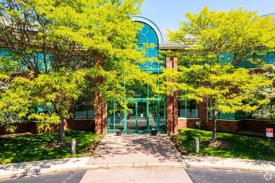 More Photos Of 800 Enterprise Dr, Horsham Township Office For Lease