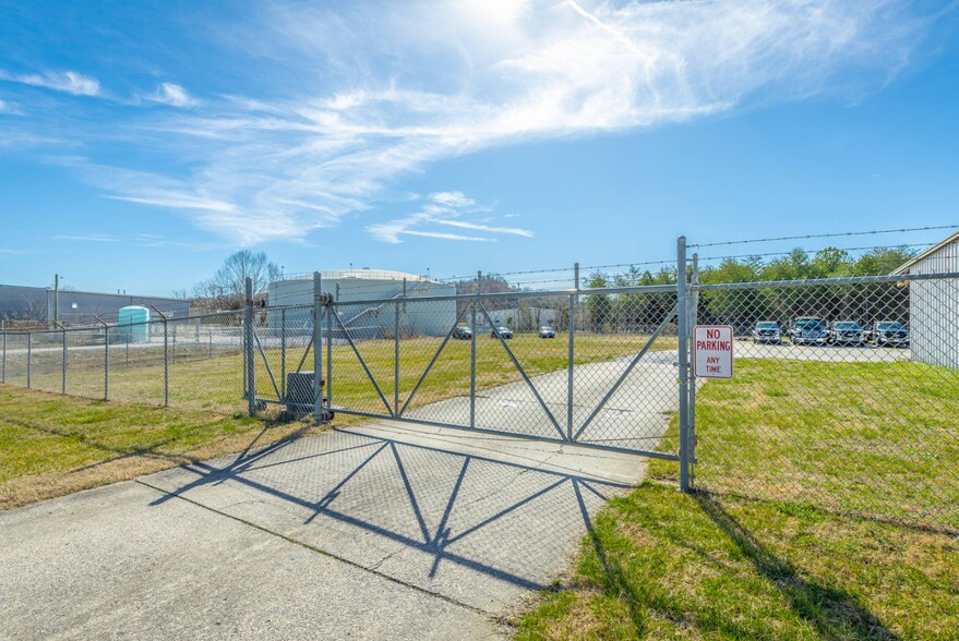 More Photos Of 218 Industrial Park Dr, Soddy Daisy Light Distribution For Sale