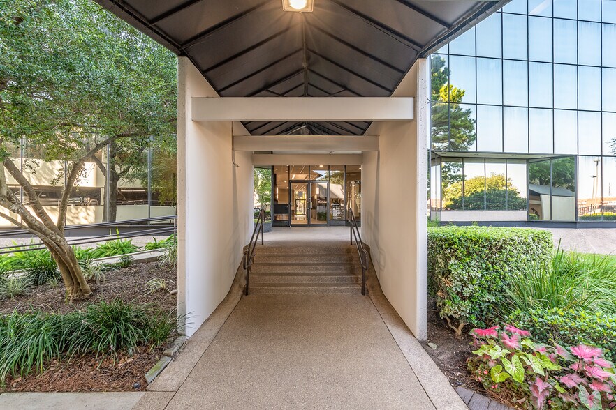 More Photos Of 7600 W Tidwell Rd, Houston Office For Lease