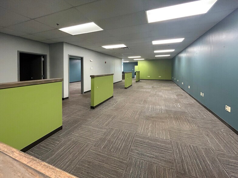 More Photos Of 13400-13428 W 99th St, Lenexa Light Distribution For Lease