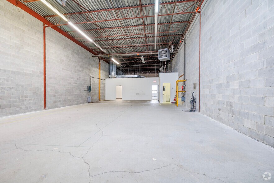 More Photos Of 90A-90F Boul Brunswick, Dollard-des-Ormeaux Warehouse For Lease
