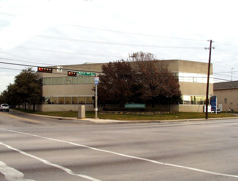 More Photos Of 11034 Shady Trl, Dallas Showroom For Lease