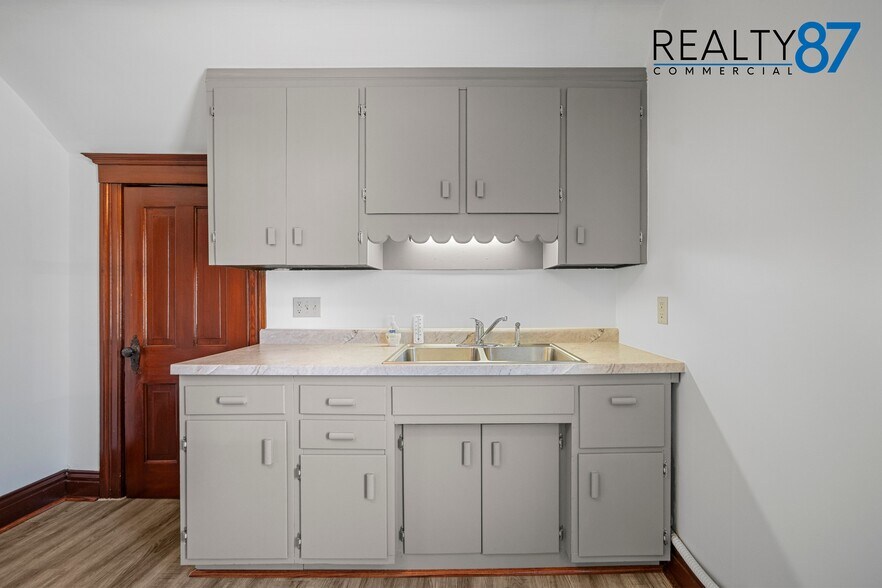 More Photos Of 448 7th Ave, Marion Office For Sale