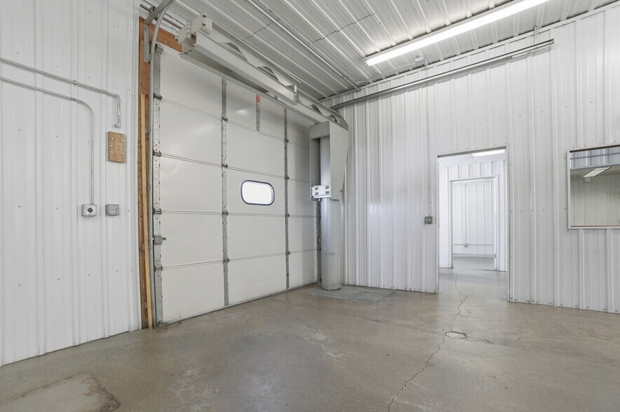 More Photos Of 15652 200th St, Hutchinson Flex For Lease