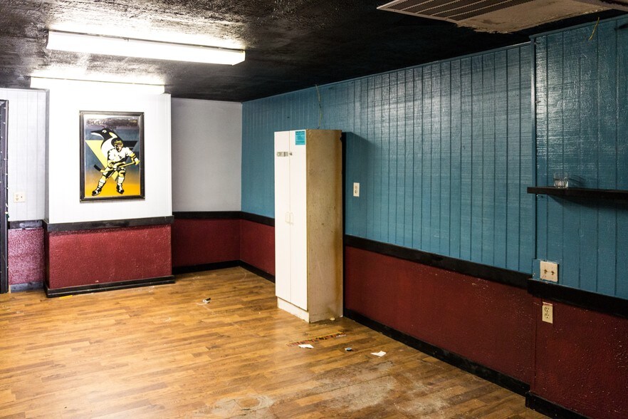 More Photos Of 826 E Warrington Ave, Pittsburgh Bar For Lease