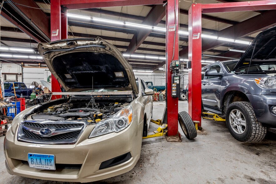 More Photos Of 15 King Spring Rd, Windsor Locks Auto Repair For Sale