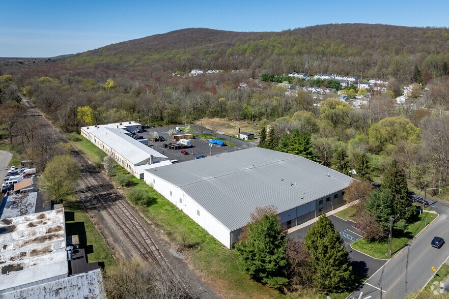 More Photos Of 300 W Stiger St, Hackettstown Distribution For Lease