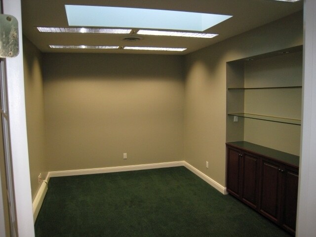 More Photos Of 1538 Foster St, White Rock Office For Lease