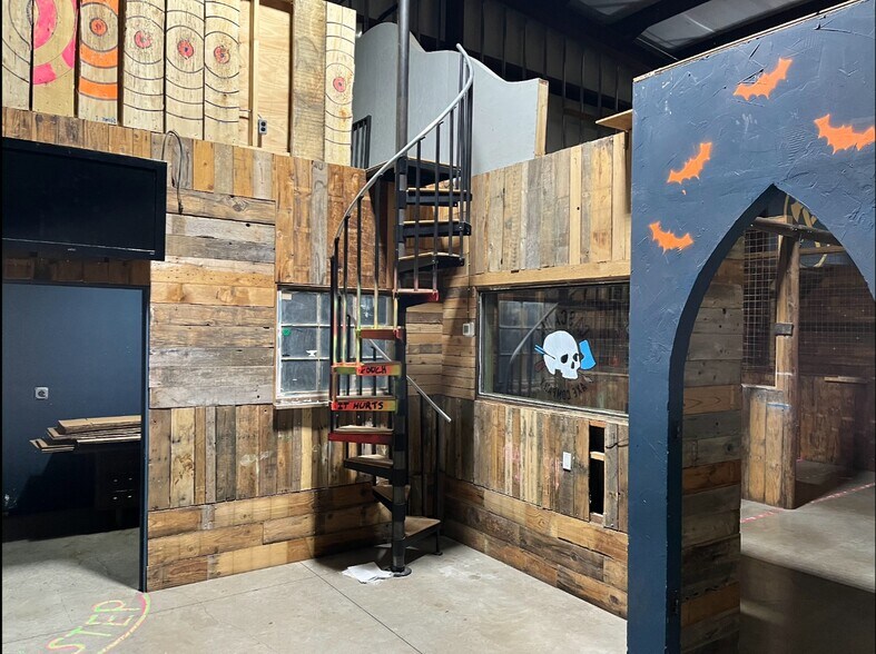 More Photos Of 5681 Crater Lake Hwy, Central Point Warehouse For Lease