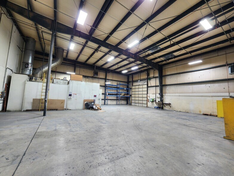 More Photos Of 1011 Industrial Ct, Moscow Mills Warehouse For Lease