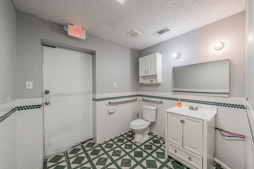 More Photos Of 7235 Glenview Dr, Richland Hills Office For Sale