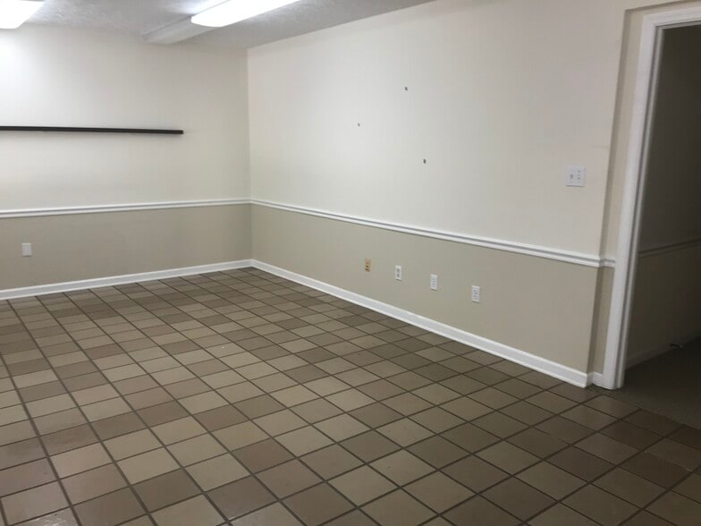 More Photos Of 1141 Cochran Hwy, Eastman Showroom For Sale