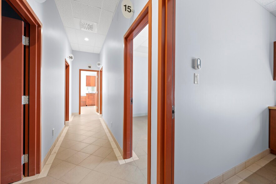 More Photos Of 84 Rue Court, Granby Medical For Sale