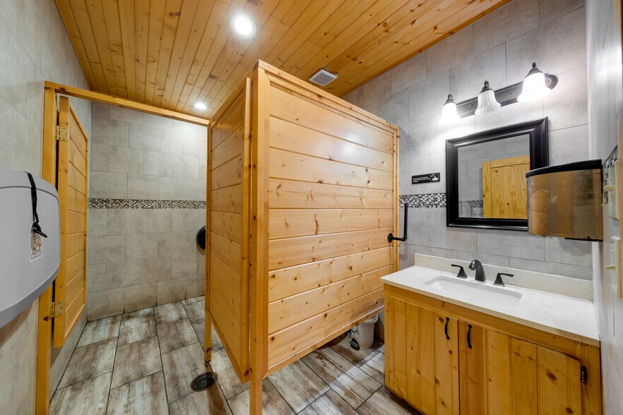 More Photos Of 17589 TX-19 Hwy, Montalba General Retail For Sale