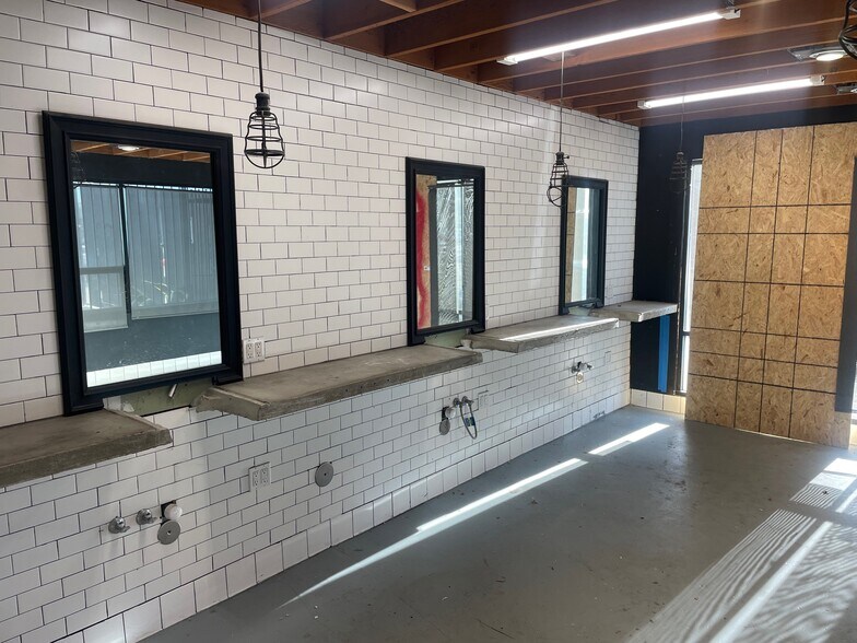 More Photos Of 428 Lincoln Blvd, Venice Freestanding For Lease