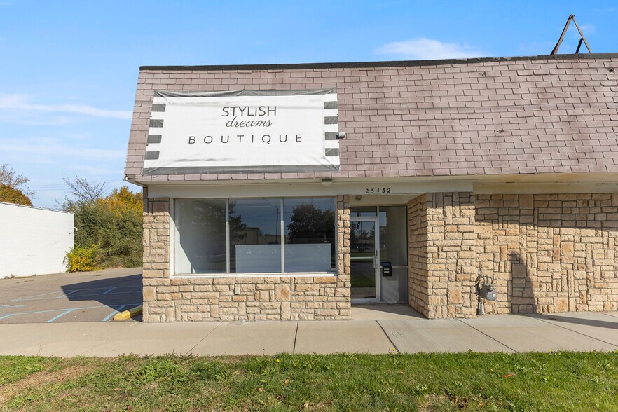 More Photos Of 25420 Grand River ave, Redford Twp Service Station For Lease