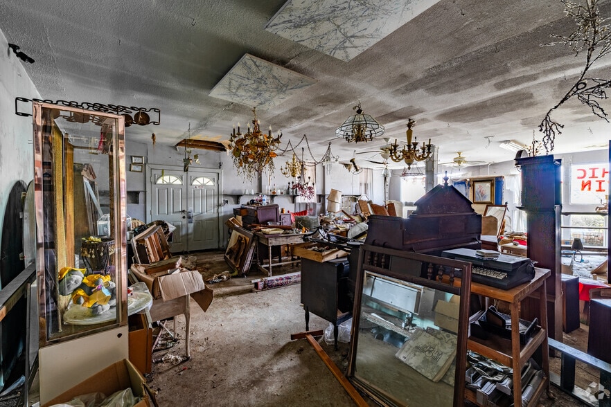 More Photos Of 110 W Valentine St, Tyler General Retail For Sale