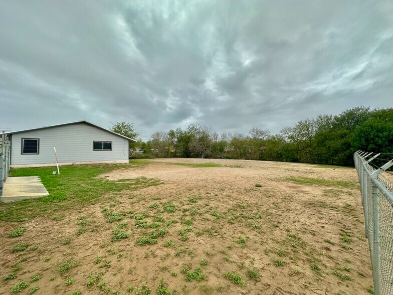 More Photos Of 1010 Zanderson Ave, Jourdanton Office For Lease