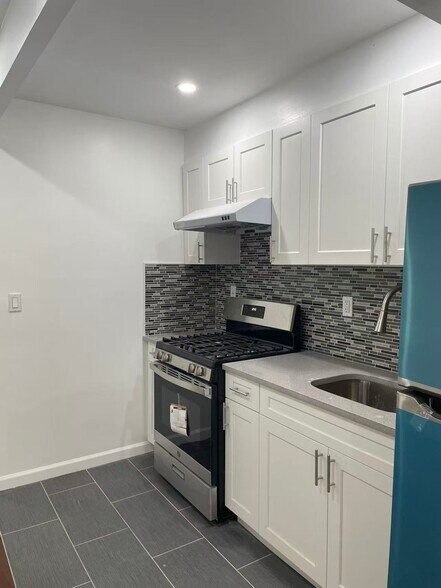 More Photos Of 13440 Blossom Ave, Flushing Office For Sale