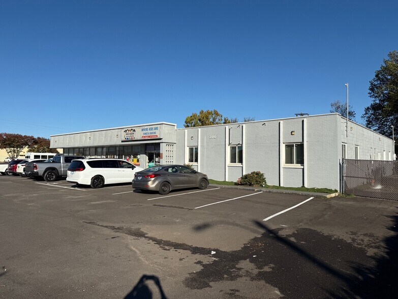 More Photos Of 2100 Airways Blvd, Memphis Daycare Center For Sale