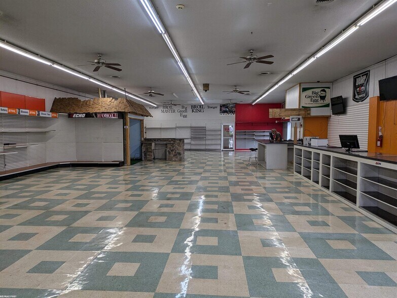 More Photos Of 35850 Utica Rd, Clinton Township General Retail For Sale