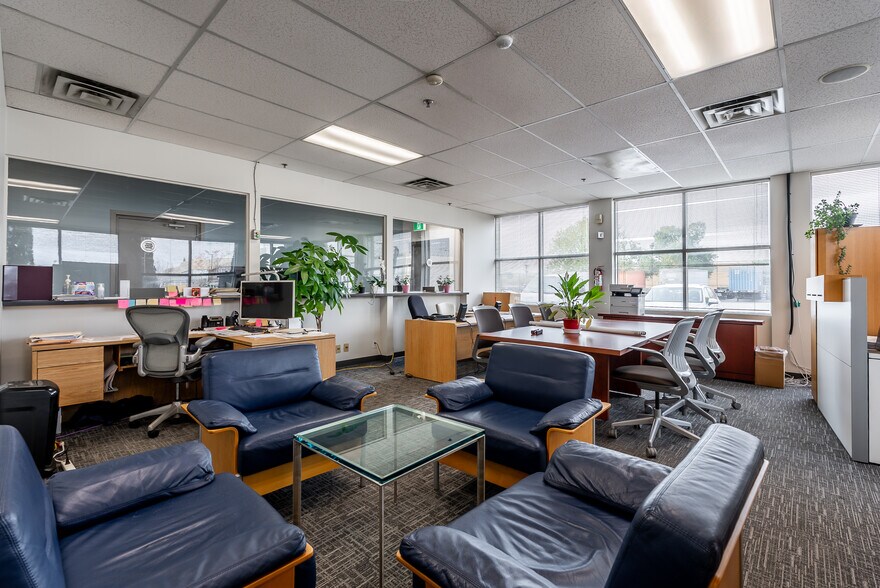 More Photos Of 1415 32e Avenue, Montréal Distribution For Lease