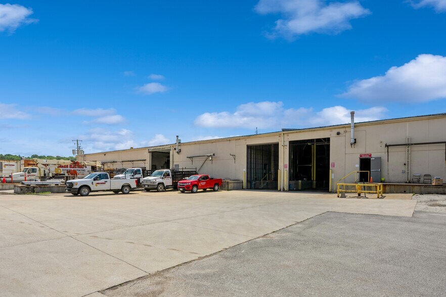 More Photos Of 2301 Fleur Dr, Des Moines Warehouse For Lease