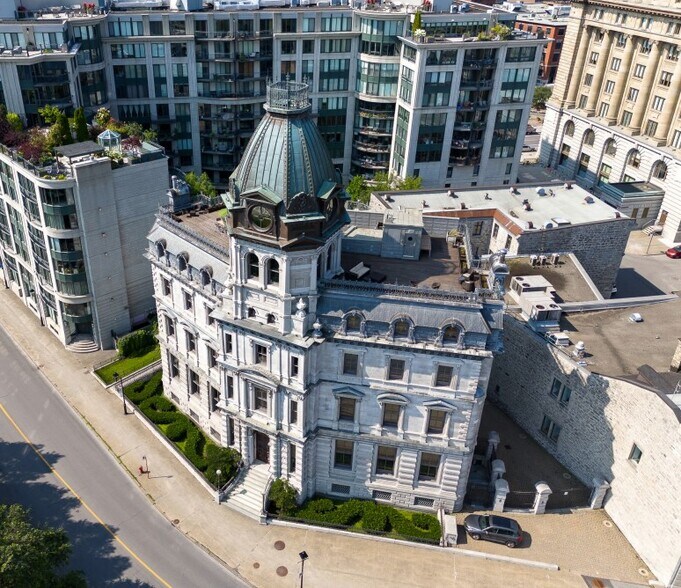 Primary Photo Of 357 Rue De La Commune O, Montréal Office For Sale