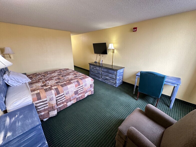 More Photos Of 1001 E 6th St, Junction City Hotel For Sale