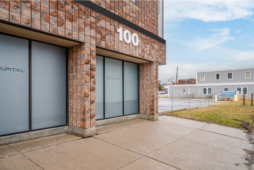 More Photos Of 100 Colborne St, Orillia Medical For Sale