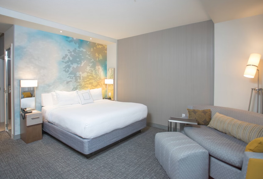 More Photos Of 200 S Superior St, Albion Hotel For Sale