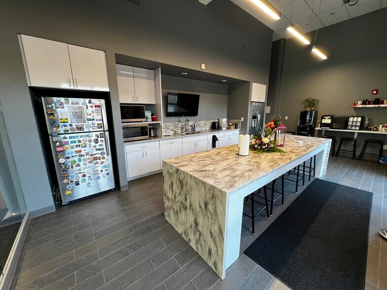 More Photos Of 902 E Market St, Indianapolis Office For Lease