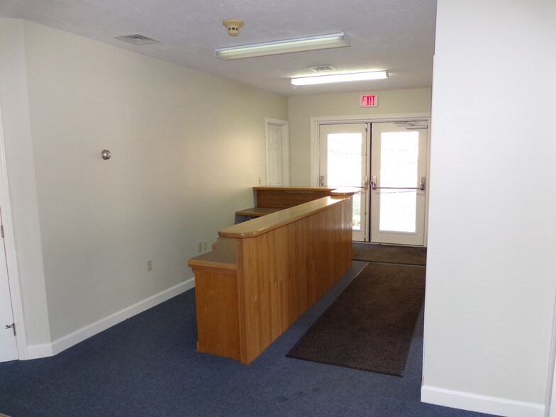 More Photos Of 401 Gilford Ave, Gilford Medical For Lease