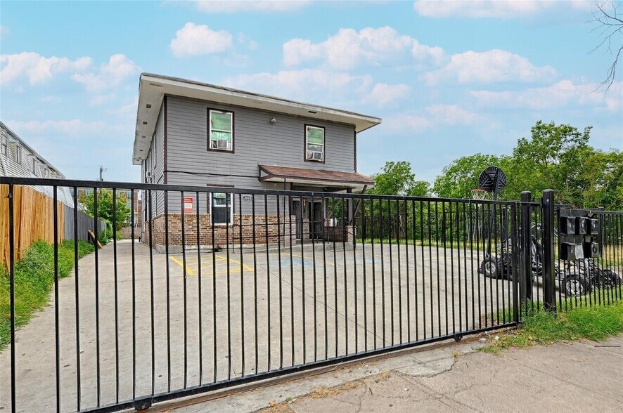 Primary Photo Of 3020 South Blvd, Dallas Apartments For Sale