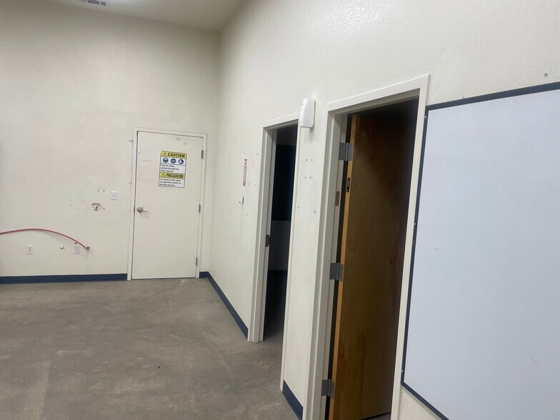 More Photos Of 167 Kelly Rd, Carlsbad Warehouse For Lease