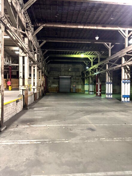 More Photos Of 9930 N Burgard Way, Portland Warehouse For Lease
