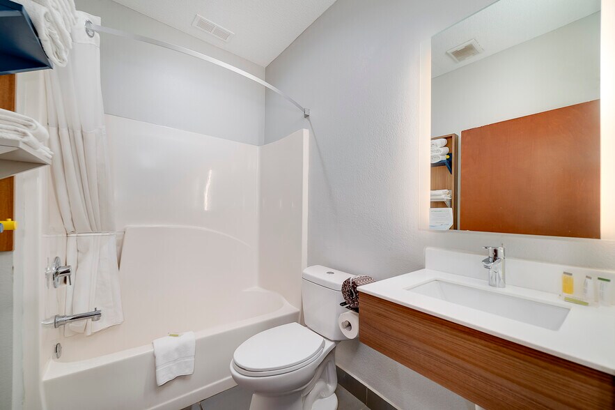 More Photos Of 195 Country Club Dr, Stockbridge Hotel For Sale