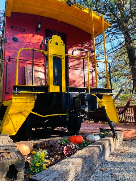 More Photos Of County Road 222, Eureka Springs Hotel For Sale